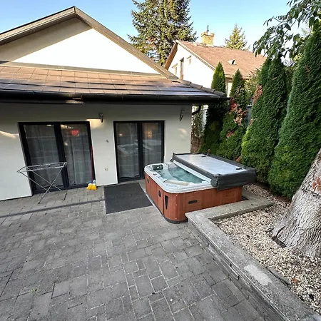 Malibu Jakuzzi Апартаменты Мишкольц